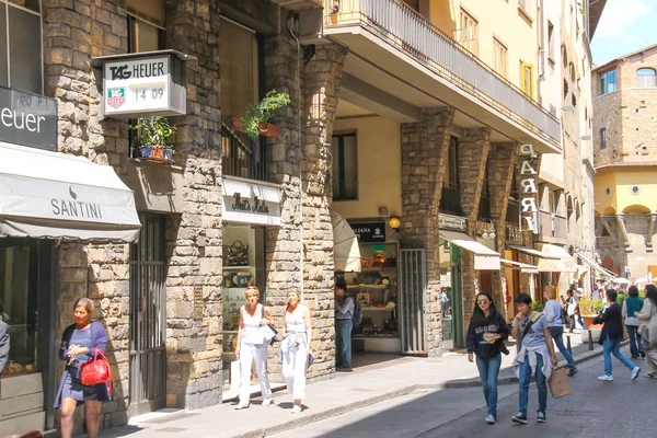 Personas en la calle de la antigua ciudad italiana Florencia, Italia — Foto de Stock