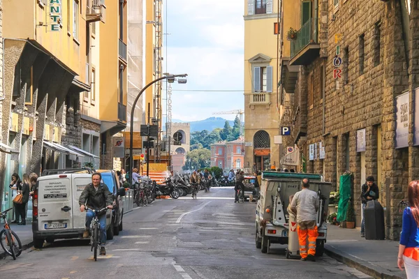 Personas en la calle de la antigua ciudad italiana Florencia, Italia — Foto de Stock