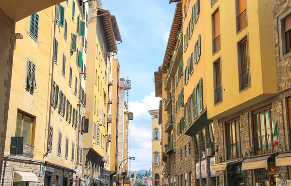 Casas en la calle de la antigua ciudad italiana Florencia. Flore. — Foto de Stock