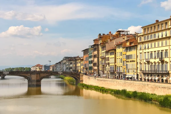 Ponte Santa Trinita bridge over the Arno river  in Florence, Ita — Stock Photo, Image