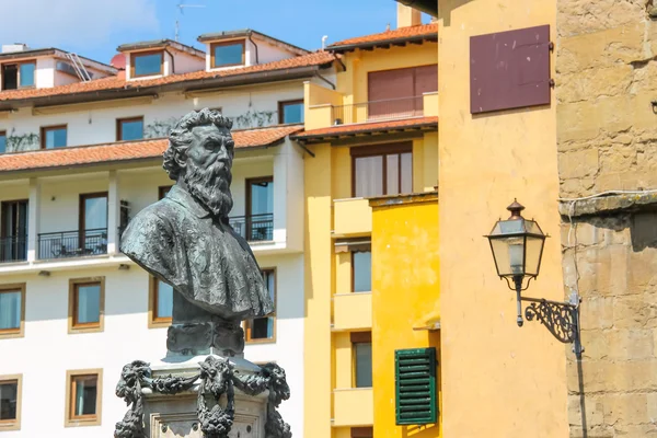 Busto de Benvenuto Cellini en el Ponte Vecchio de Florencia, Ital —  Fotos de Stock
