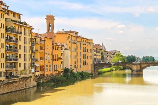 Ponte santa trinita köprü ita Floransa'da arno Nehri üzerinde — Stok fotoğraf