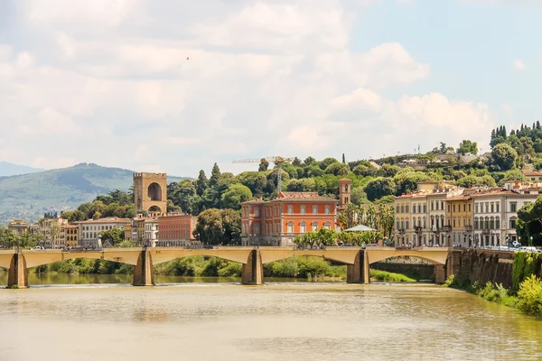 Мост через реку Arno Ponte alle Grazie, Флоренция, Италия — стоковое фото