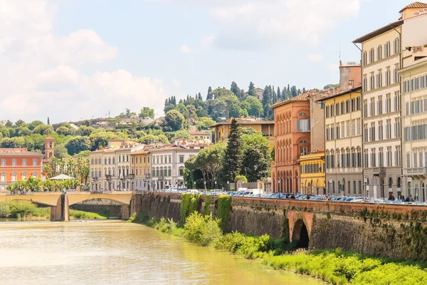 Quay of the river Arno of the ancient Italian city Florence. — Stock Photo, Image