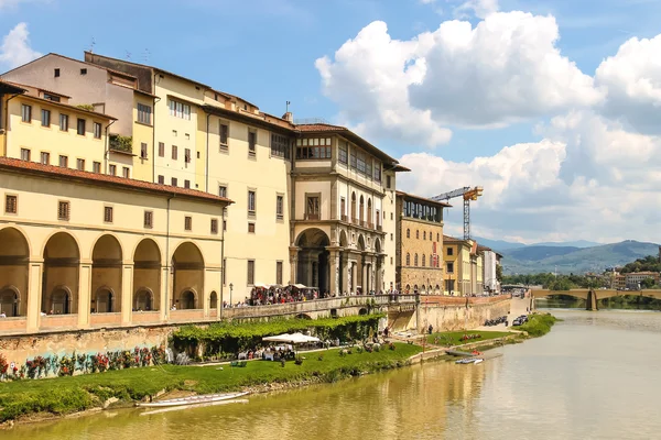 Kade van de rivier de arno van de oude Italiaanse stad florence — Stockfoto