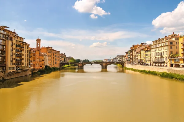 Ponte santa trinita köprü ita Floransa'da arno Nehri üzerinde — Stok fotoğraf