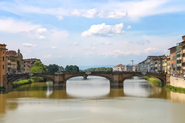 Ponte santa trinita köprü ita Floransa'da arno Nehri üzerinde — Stok fotoğraf