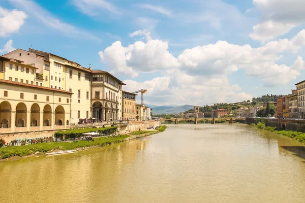 Nehir iskele arno eski İtalyan şehir Floransa. — Stok fotoğraf