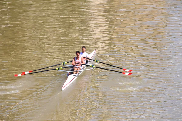 Zwei Athleten im akademischen Rudertraining auf dem Arno. flo — Stockfoto