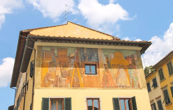Η πρόσοψη του σπιτιού διακοσμημένα με μια τοιχογραφία. Φλωρεντία, Ιταλία — Φωτογραφία Αρχείου