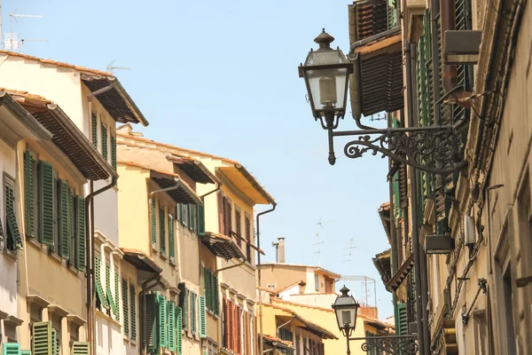 Faroles en las fachadas de las casas antiguas en Florencia, Italia —  Fotos de Stock