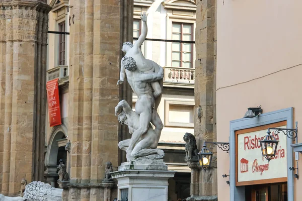 Sculptural composition - Rape of the Sabines,Loggia dei Lanzi, b — Stock Photo, Image