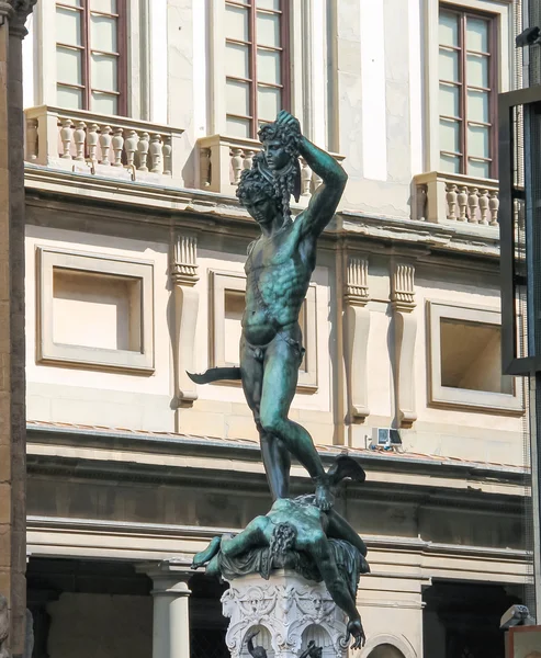 Perseo sosteniendo la cabeza de Medusa. Estatua de Benvenuto Cellini — Foto de Stock