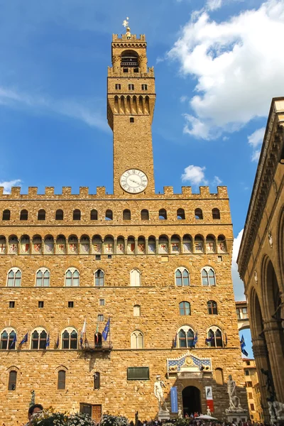 Uitzicht op het Palazzo Vecchio vanaf het Florence van de straten van de stad. F — Stockfoto