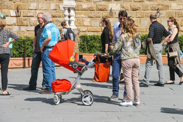 Genç bir aile yaz şehirde yürüyüş. Floransa, İtalya — Stok fotoğraf