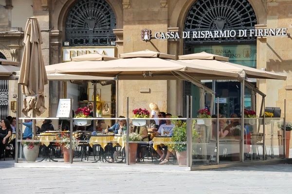 A turisták egy szabadtéri kávézóban Firenzében. Olaszország — Stock Fotó