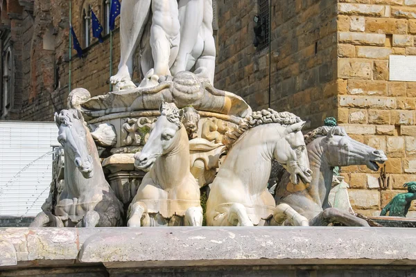 Fragment z Neptunovy kašny na náměstí piazza della signoria v florenc — Stock fotografie