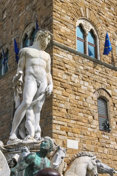 Pomnik Neptuna fontanna na placu piazza della signoria w flore — Zdjęcie stockowe