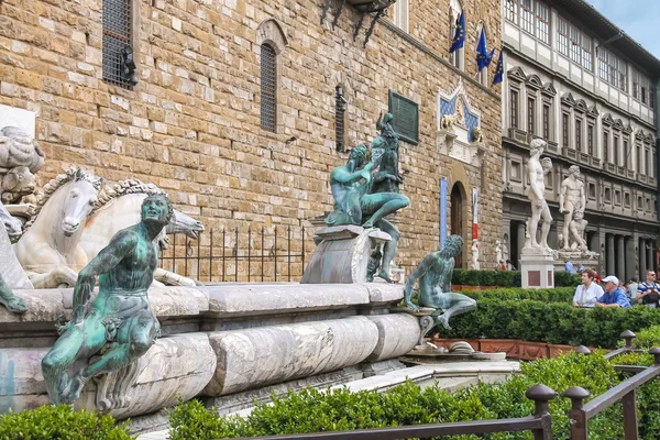 Touristen in der Nähe des Neptunbrunnens auf der Piazza della Signoria. florenc — Stockfoto