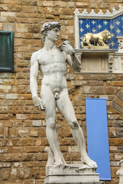 Statua del David di Michelangelo davanti al museo Palazzo Vecch — Foto Stock
