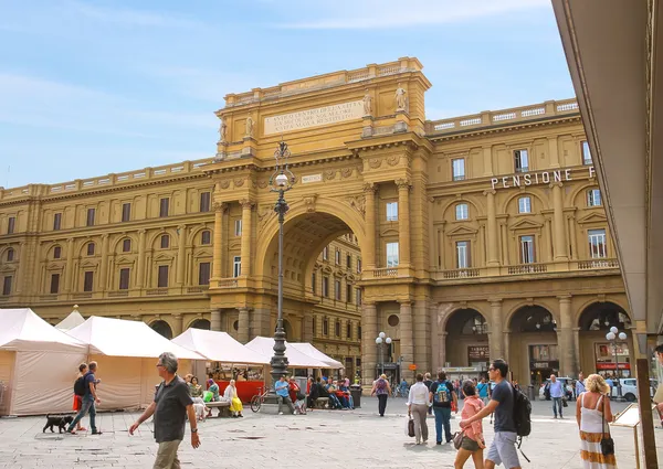 Turistas en Piazza della Repubblica, una de las principales plazas de la ciudad — Foto de Stock