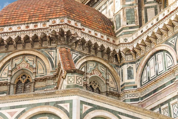 Fragment van gevel duomo santa maria del fiore, florence, Italië — Stockfoto