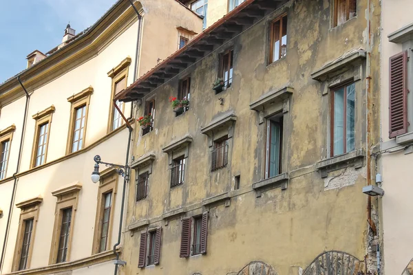 Fachada de una antigua casa de pueblo italiana — Foto de Stock