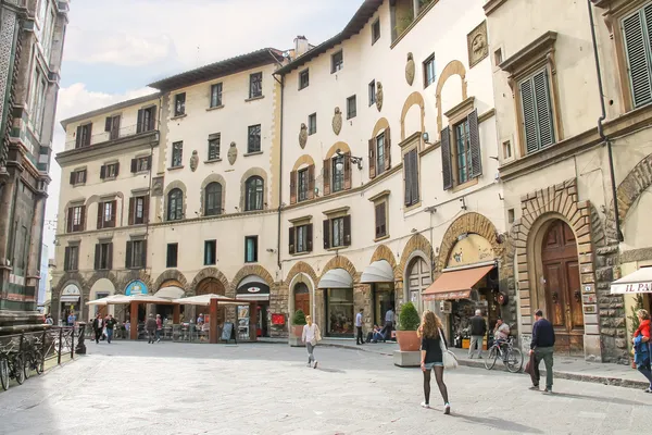 La gente en la calle de la antigua ciudad italiana Florencia . — Foto de Stock