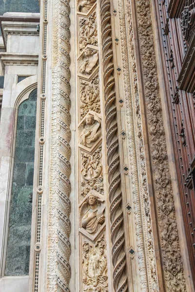 ファサード ドゥオーモ サンタ マリア デル フィオーレ大聖堂、フィレンツェ、イタリアのフラグメント — ストック写真