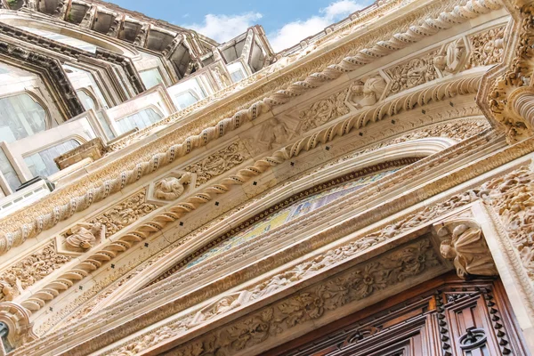 Fragment of facade Duomo Santa Maria del Fiore, Florence, Italy — Stock Photo, Image