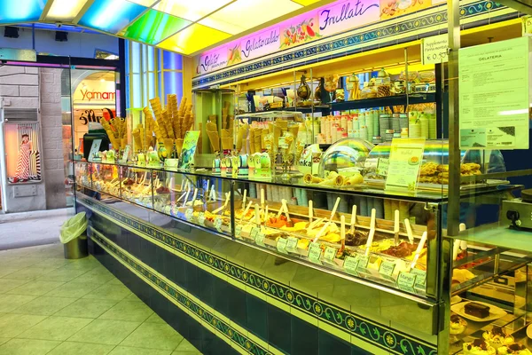 Salón de helados interior y escaparate en Florencia. Italia — Foto de Stock