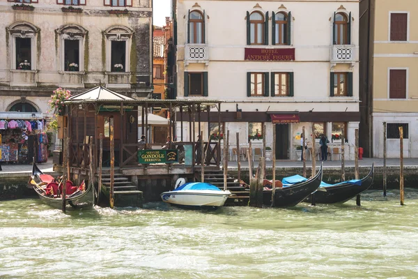 Usługa kolejki gondolowej na kanał w Wenecji, Włochy — Zdjęcie stockowe
