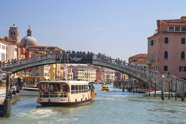 在阳光明媚的春日里，威尼斯，意大利的一条运河上的主动运动 — 图库照片