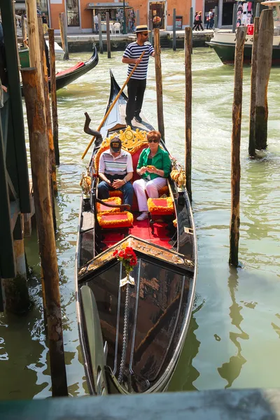 Gondolier sails with tourists sitting in a gondola, Venice, Ital — Stock Photo, Image