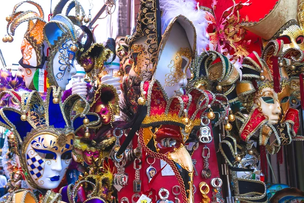 Recuerdos y máscaras de carnaval en el comercio callejero en Venecia, Italia — Foto de Stock