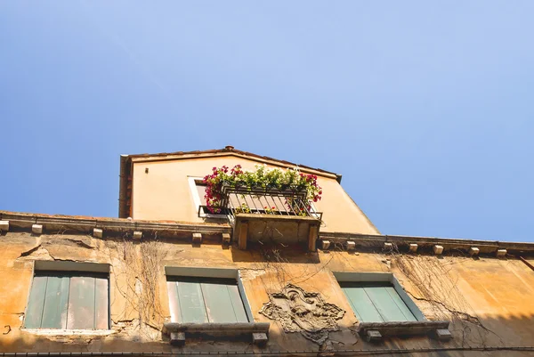 Italiaanse herenhuis gevel op achtergrond blauwe hemel — Stockfoto