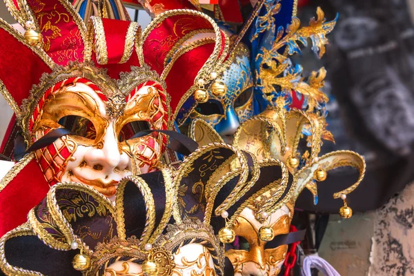 Recuerdos y máscaras de carnaval en el comercio callejero en Venecia, Italia —  Fotos de Stock