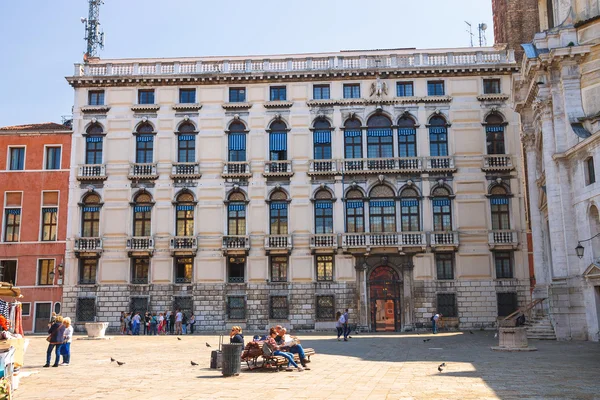 Les touristes se reposent sur l'une des places de Venise, Italie — Photo