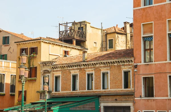 Gevels van huizen op een straat in Venetië, Italië — Stockfoto