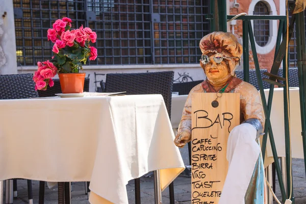 Mannequin welcoming cook in an outdoor cafe,Venice, Italy — Stock Photo, Image