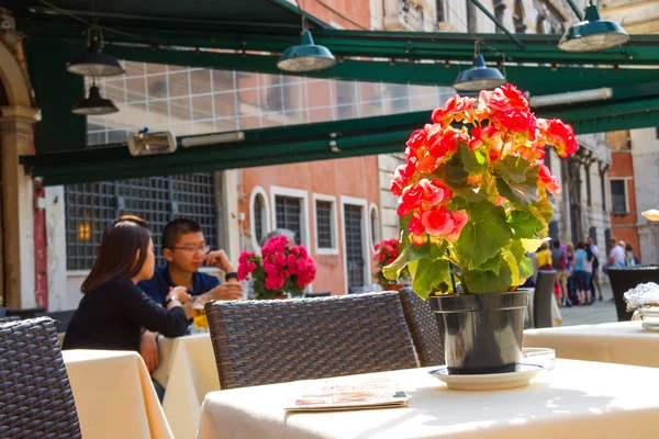 Los turistas descansan en una cafetería al aire libre, Venecia, Italia — Foto de Stock