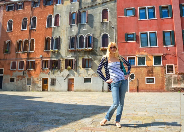 Menina atraente em um fundo de casas antigas em Veneza, Itália — Fotografia de Stock