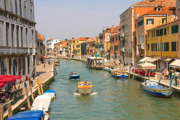 Movimento attivo su un canale nella soleggiata giornata primaverile, Venezia — Foto Stock