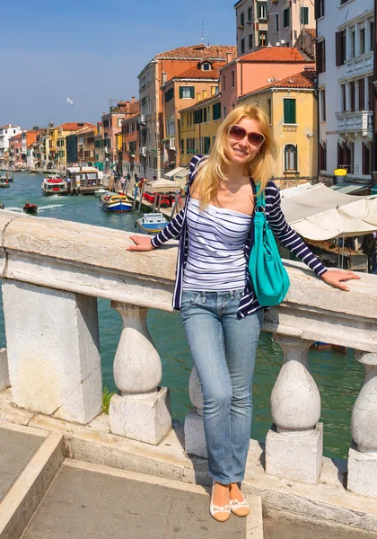 Atrakcyjny dziewczynka w słoneczny dzień na moście w Wenecja, Włochy — Zdjęcie stockowe