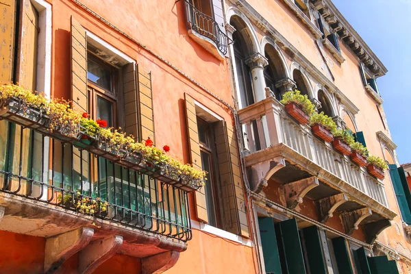 Pittoreska italienska hus med blommor på balkongerna — Stockfoto