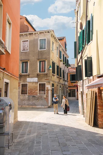 Mężczyzna i kobieta mówi na rozdrożu w Wenecja, Włochy — Zdjęcie stockowe