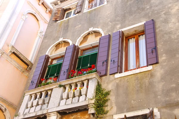 Pintoresco balcón con flores en una antigua casa italiana — Foto de Stock