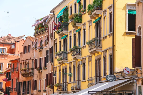 Facades of the houses on the street in Venice, Italy — Stock Photo, Image