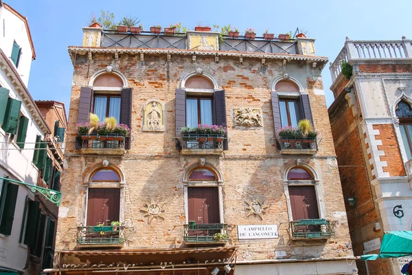 Fasády domů na ulici v Benátkách, Itálie — Stock fotografie