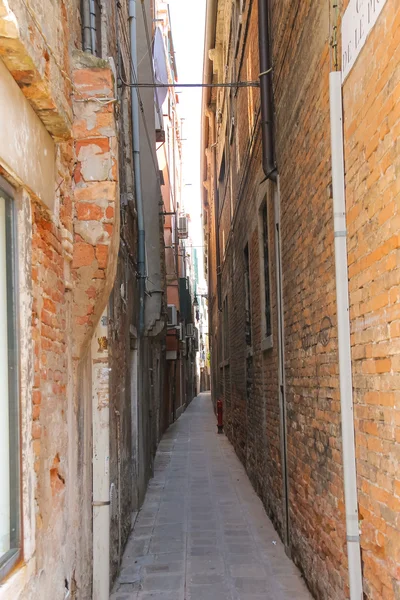 Enge straße in venedig, italien — Stockfoto